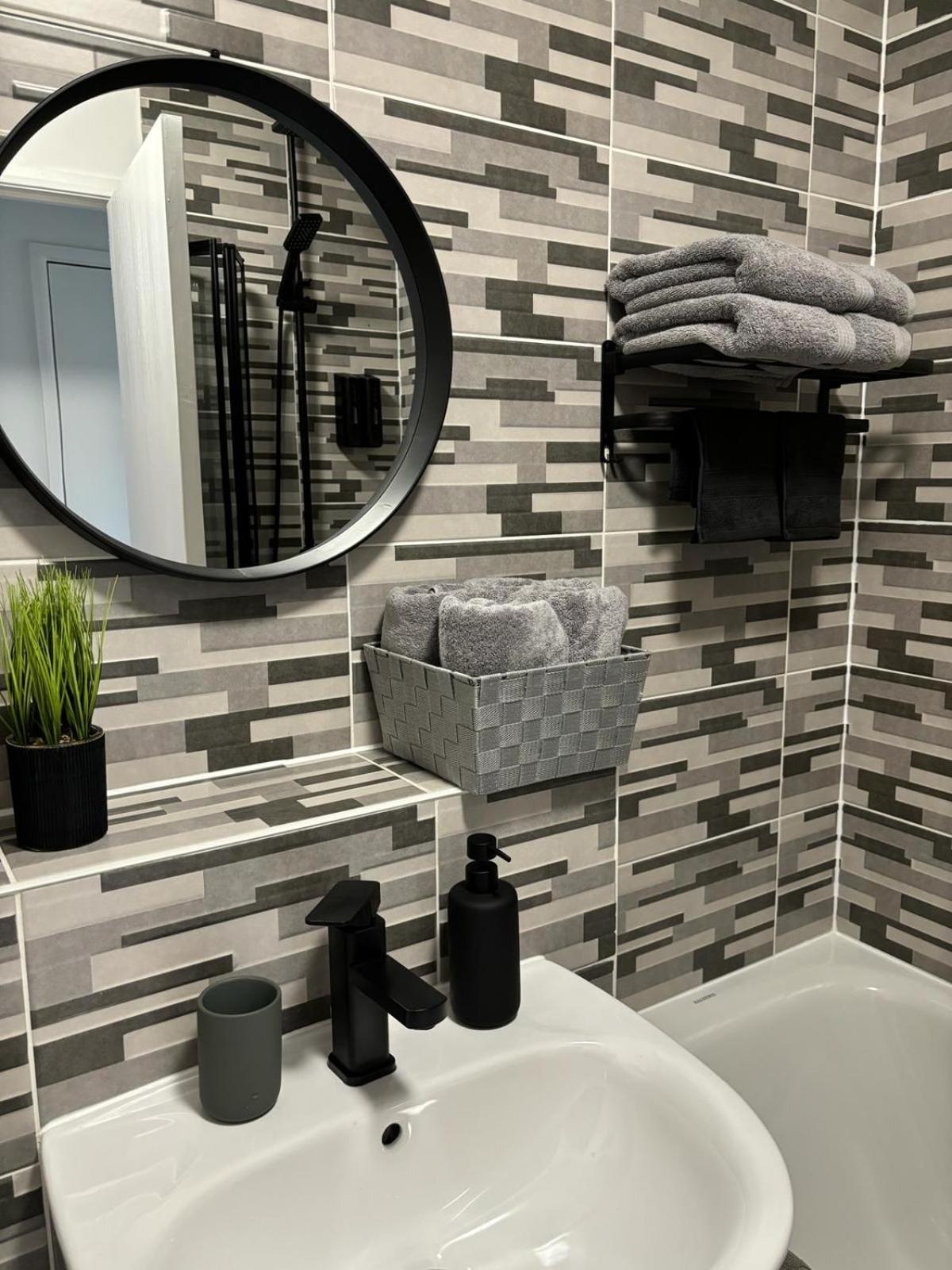 Stylish Home In Linlithgow With Free Parking Bagian luar foto