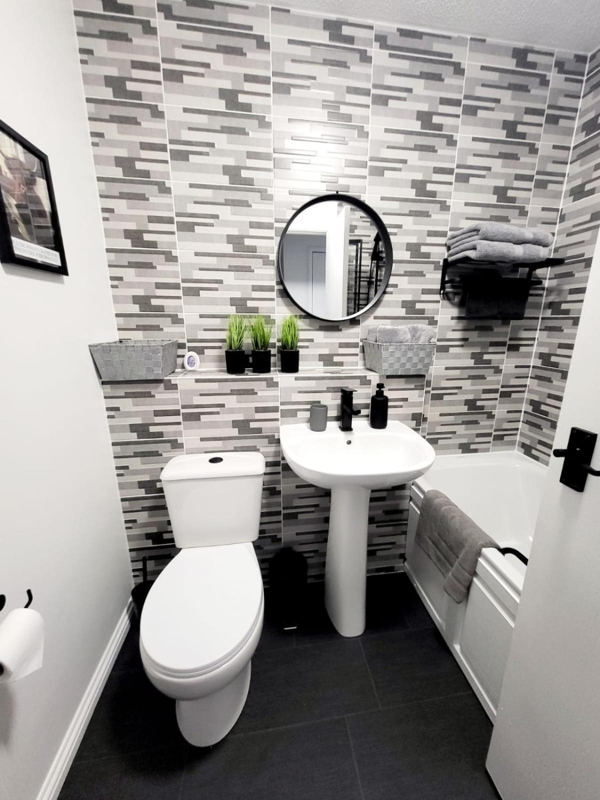 Stylish Home In Linlithgow With Free Parking Bagian luar foto